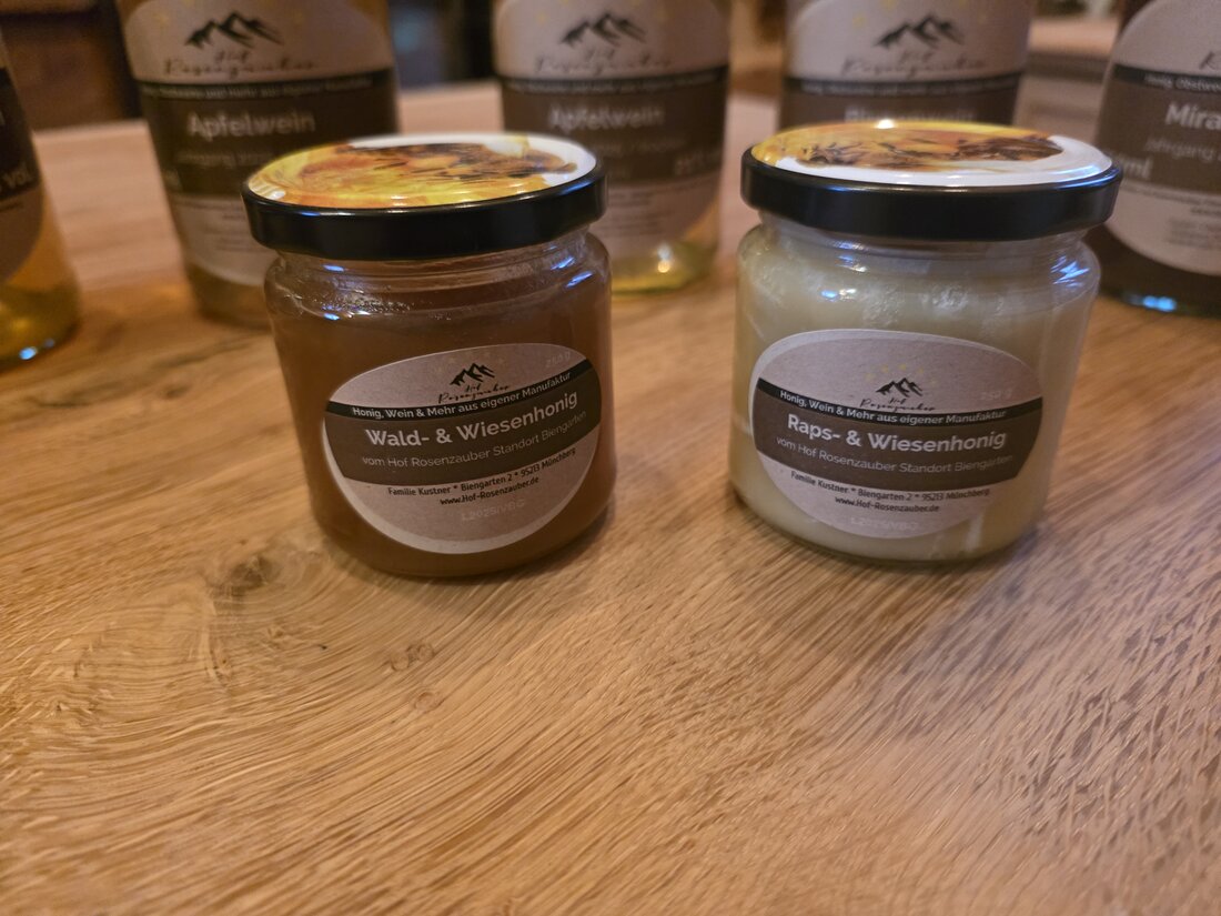 Honigglas mit Wabe und Holzlöffel