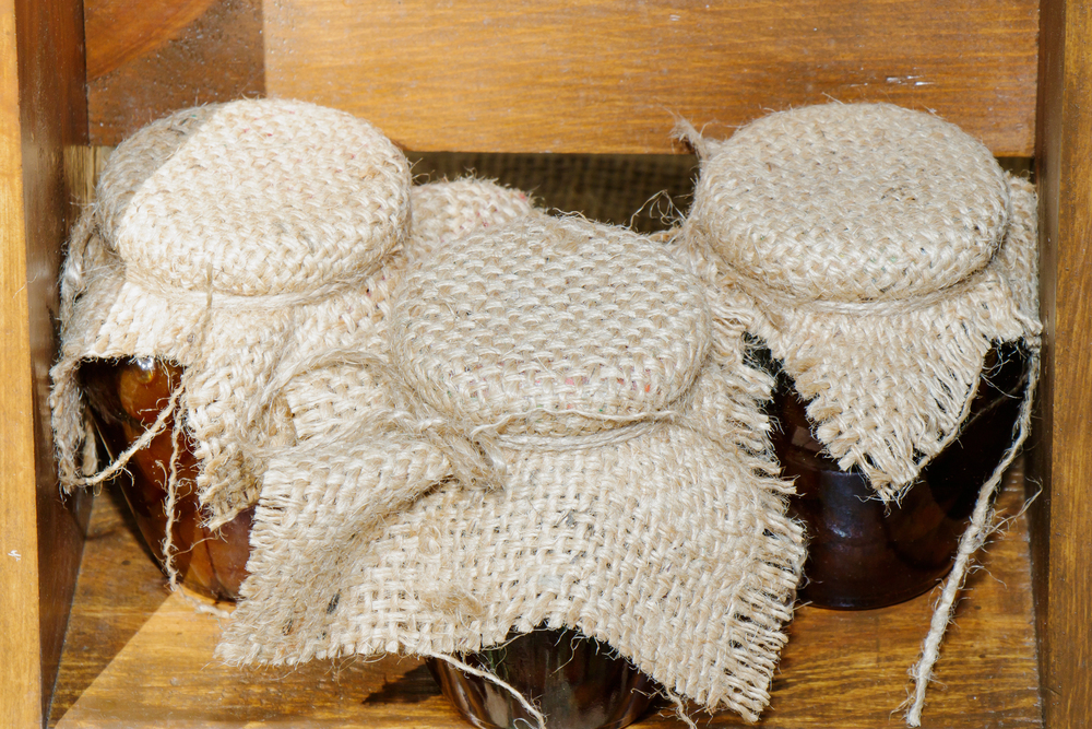 Gläser mit Gelee und Früchten